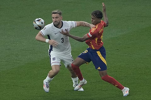 Lamine Yamal and Luke Shaw battle for the ball